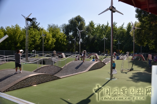 “瘋狂物”(“Folies)