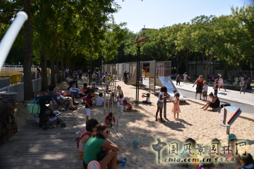 “瘋狂物”(“Folies)