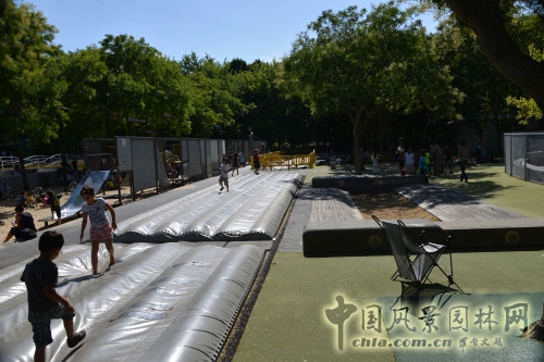 “瘋狂物”(“Folies)