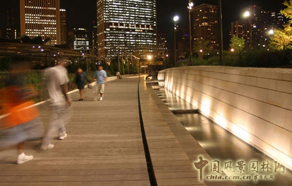 在夜晚，“縫隙”墻是整個(gè)花園最精彩的部分