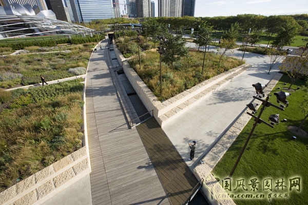 石質(zhì)表面的可當(dāng)做座椅的臺(tái)階排列在南向的步道兩側(cè)