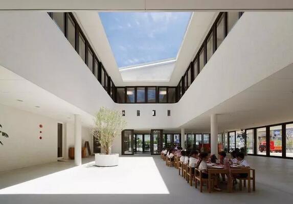 幼兒園不是游樂場，也不需要五顏六色