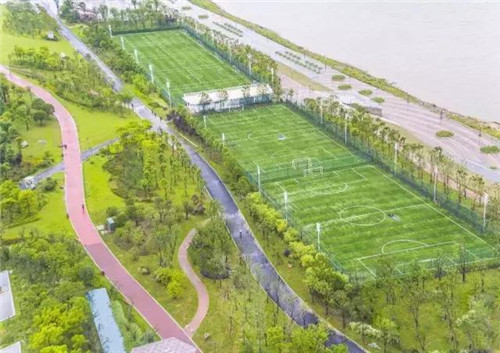 武漢最大江灘廣場(chǎng)的雨水花園