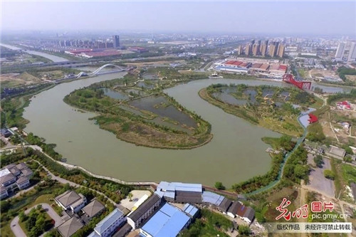 江蘇揚(yáng)州古運河畔“長”出生態(tài)公園