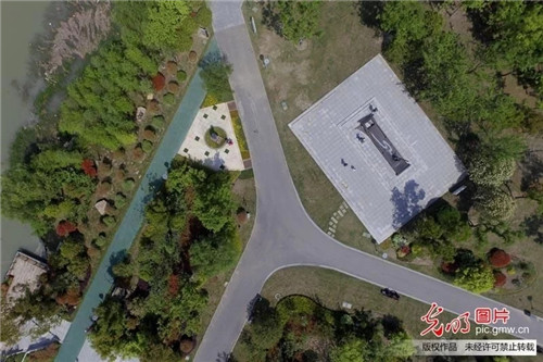 江蘇揚(yáng)州古運河畔“長”出生態(tài)公園