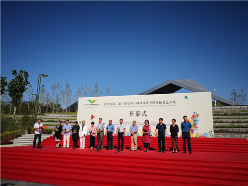 國內外花藝大師同臺獻藝 秦皇島舉辦國際插花藝術展