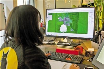 變“廢”為美 十萬根吸管拼成巨龍