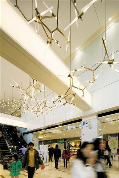 變“廢”為美 十萬根吸管拼成巨龍