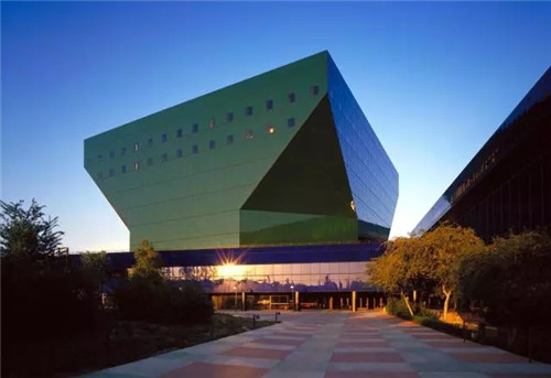 著名建筑大師西薩·佩里逝世