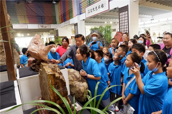 “石·尚北京 童心相約”——“走進(jìn)非遺看北京”非遺文化普及體驗(yàn)活動之“觀賞石的花樣年華”