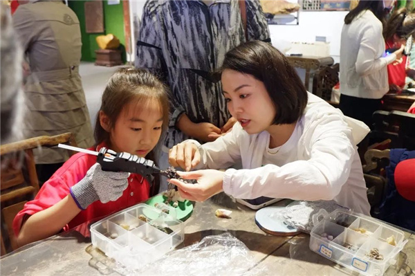 “石·尚北京 童心相約”——“走進(jìn)非遺看北京”非遺文化普及體驗(yàn)活動之“觀賞石的花樣年華”