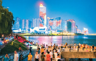 年輕人為何愛(ài)上Citywalk城市漫步？