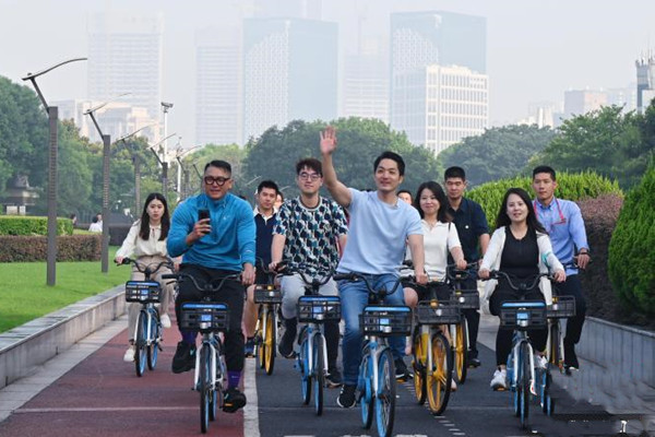 臺北市長蔣萬安上海濱江騎行 稱贊自行車道規(guī)劃