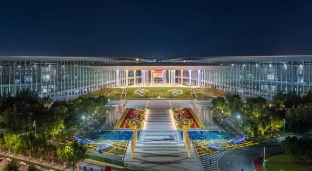 第六屆進(jìn)博會(huì)場(chǎng)館景觀裝飾全面“定妝”