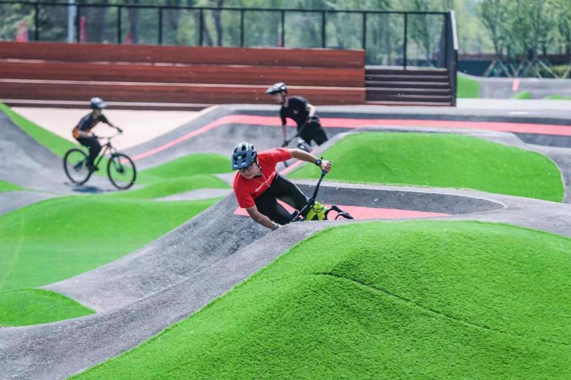 人民日?qǐng)?bào)：一起去公園里看看健身新場(chǎng)景